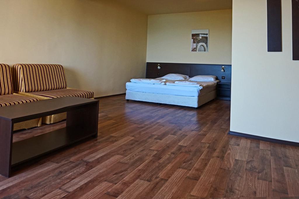 Bisser Hotel - Free Parking - Free Pool Access 巴尔奇克 外观 照片